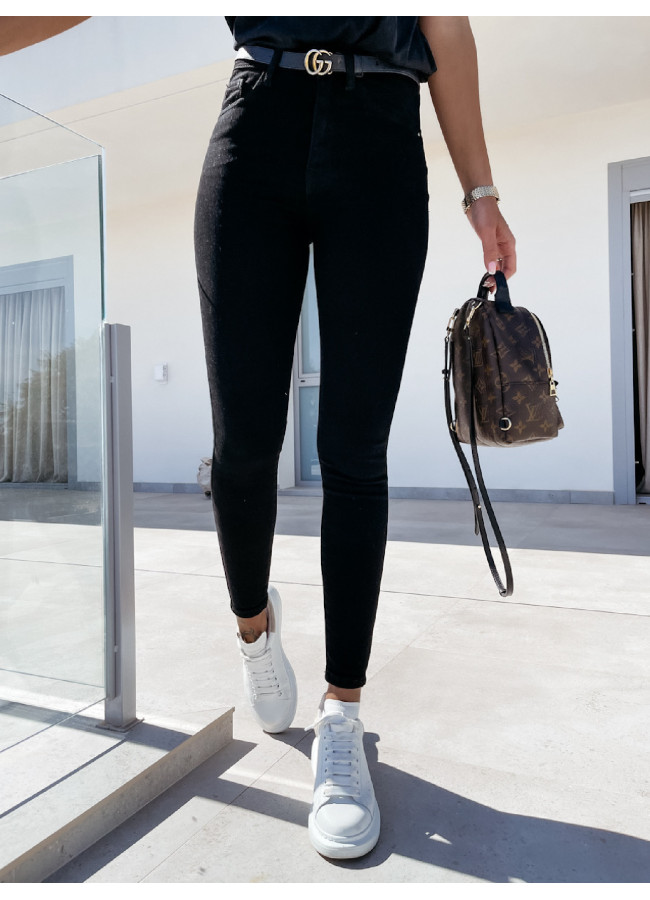 BLACK SKINNY JEANS