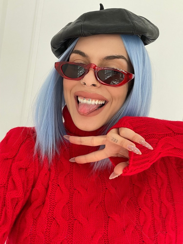 PIERCING RED SUNNIES