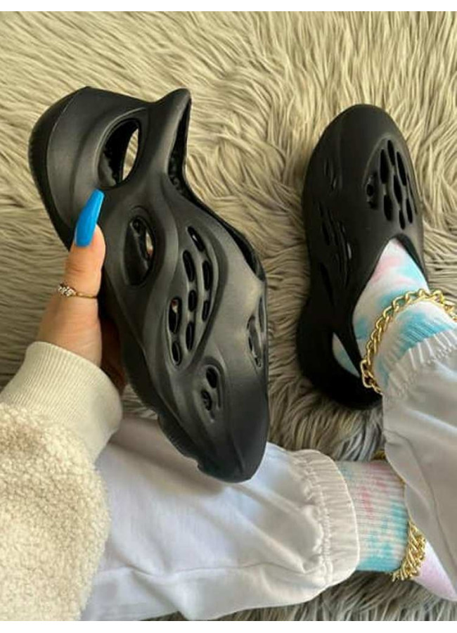 ELEVATE BLACK SNEAKERS