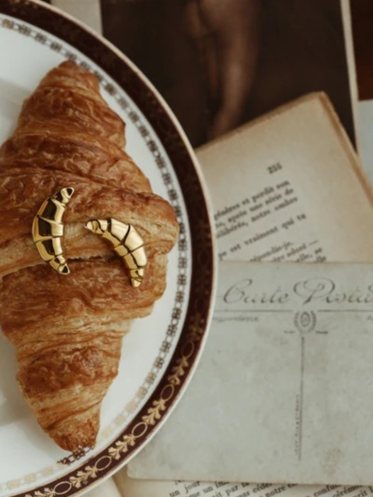 GOLD EARRINGS - CROISSANT